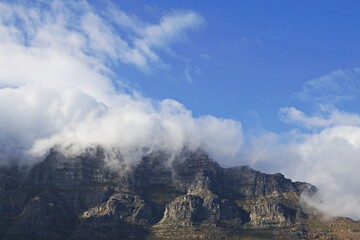 Wolken über BErggipfel