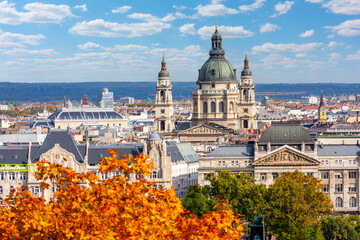 Fototapeta na wymiar St. Stephen's basilica in autumn, Budapest, Hungary
