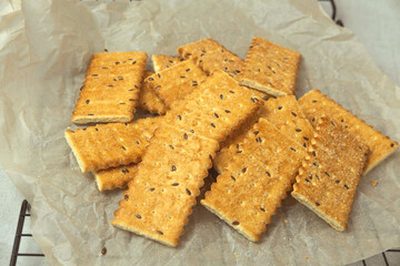 crackers with seeds on the grill