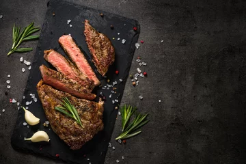 Zelfklevend Fotobehang Grilled beef steak on black table. © nadianb
