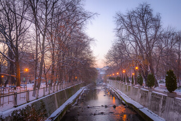 Rzeka Biała zimą - krzywy mostek przy Ratuszu - Bielsko-Biała - obrazy, fototapety, plakaty