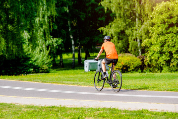 Obraz premium Cyclist ride on the bike path in the city Park 