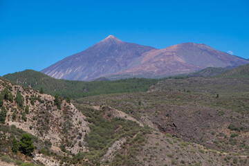 Fototapeta premium Paisaje montañoso con el volcán Teide en la isla de Tenerife, Canarias