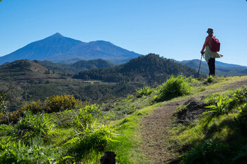 Paisaje con senderista en los montes de Tegueste en la isla de Tenerife, Canarias