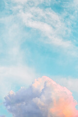 Blauer Himmel mit flauschigen Wolken. Schöne Aussicht auf den Himmel mit weißen Federwolken. Weiße Wolken Sonnenuntergang am Himmel. Magischer rosafarbener Wolkensonnenuntergang im Himmel
