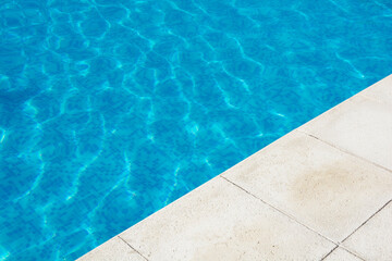 piscina vacía color turquesa