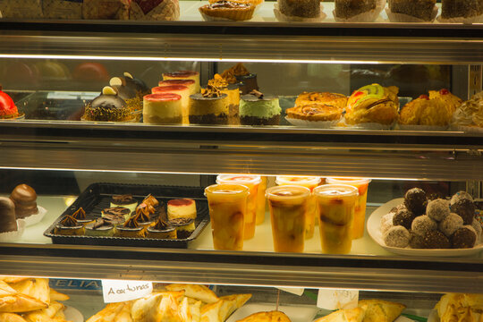 pasteler&iacute;a con vitrina de dulces