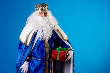 Reyes magos with a present on a blue background