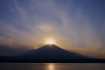 Fototapeta na wymiar 山中湖からのダイヤモンド富士と彩雲