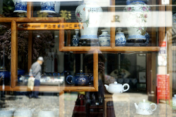 인사동거리에는 전통상품들이 진열되어 있습니다.