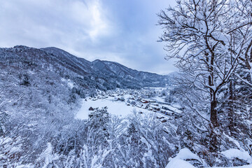 身も心も凍る豪雪の白川郷