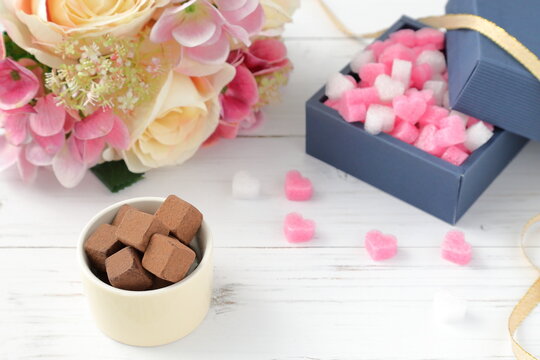チョコレートとハートとお花｜バレンタイン・ホワイトデーのイメージ