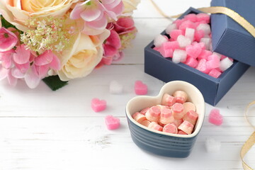 チョコレートとハートとお花｜バレンタイン・ホワイトデーのイメージ