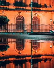 Fototapete Orange Schöner Blick auf die Spiegelung des alten Gebäudes auf dem Wasser