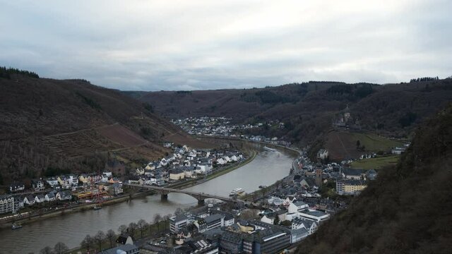 [4k] tilt over moselle valley at cochem