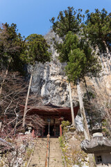 そびえる岩山と橋立堂【ジオパーク秩父】／日本埼玉県秩父市【岩陰遺跡】