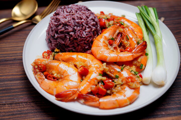 Stir-fried Prawns with Chili and Rye Berry Rice Sprinkle with boiled onions, cut into glasses.