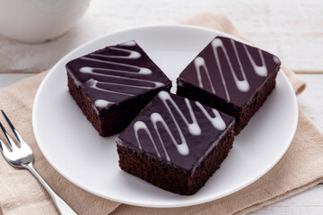 Easy dark chocolate ganache mini chocolate cake, chocolate cake topped with dark brown chocolate ganache to crate the wonderfully delicious dessert for any break time or coffee break.