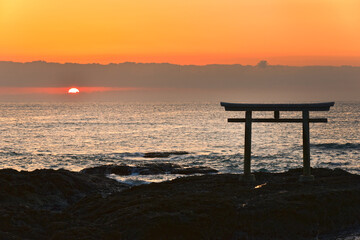 早朝の海と鳥居 02