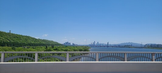 Fototapeta na wymiar Seoul River Bridge in Sunny Day