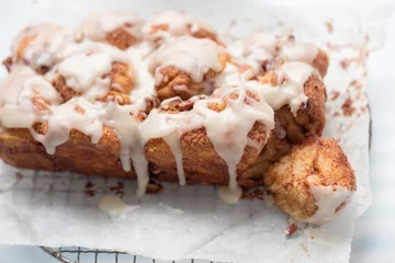 Poster Monkey yeast bread with cinnamon and pecans, vanilla icing © Bart