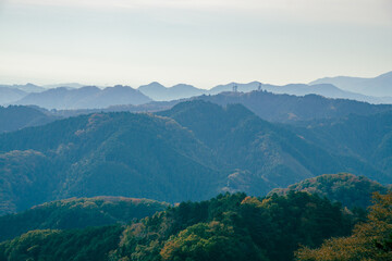 高尾山　秋の山並み　中腹の展望台からの風景