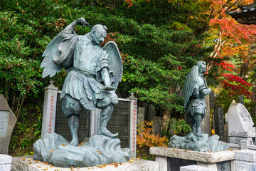 高尾山　薬王院　天狗像　紅葉