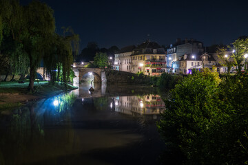 Fototapeta na wymiar Pont de L'Isle-Adam de nuit