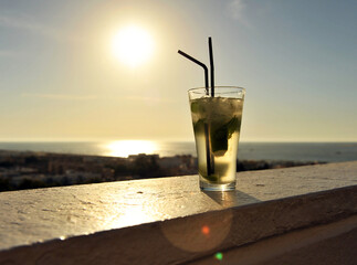 Mojito de ron cubano helado para disfrutar de las vacaciones de verano en las playas de España 