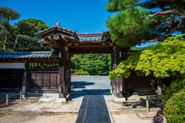 夏の旧長州藩主毛利氏の庭園