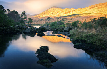 Beau paysage de paysage de lever de soleil de montagne reflété dans la rivière Erriff à Aesleagh, comté de Mayo, Irlande