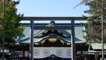 中門鳥居　秋晴れの靖国神社（東京都千代田区）