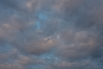Ciel avec nuages au coucher de soleil.	