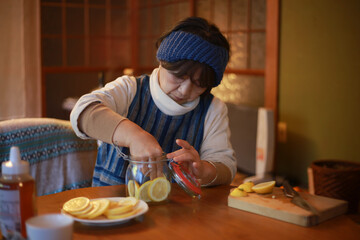 レモンのはちみつ漬けを作る女性