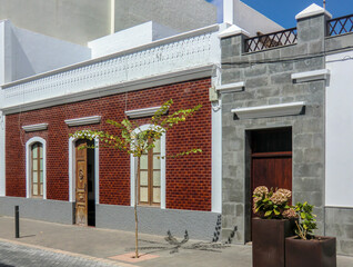 Gebäude und Pflanzen in der kleinen Stadt Mona auf der Kanaren Insel Gran Canaria