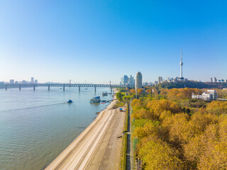 Obraz premium Autumn scenery of Wuhan Hanyang River Beach and Nan'anzui Park