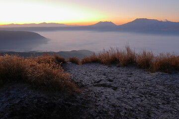 日の出前の高原