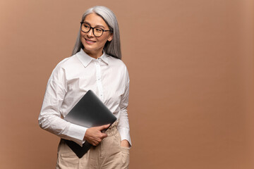 Waist up portrait of successful confident office worker, beautiful woman in formal clothes...
