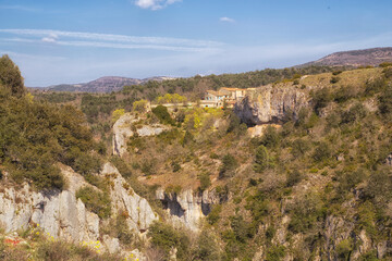 Petit village perché dominant un canyon, sous le soleil de Provence. Oppedette