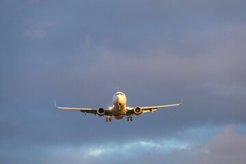Flugzeug im Landeanflug 