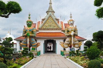 Naklejka premium Bangkok, Thailand, november 2017 - view of the Giant Statues at Wat Arun, also known as Temple of the Dawn