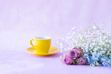 Obraz na płótnie Canvas コーヒーとモーブピンクのバラとカスミソウとデルフィニウムのデザイン（ライラック色の背景）