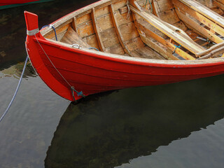 Der Bug eines roten kleinen Holzbootes auf den Färöer Inseln