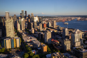 Fototapeta premium Seattle, Washington, USA - June 4 2021: Seattle downtown skyline and Mount Rainier during summer sunset. View from Seattle needle.