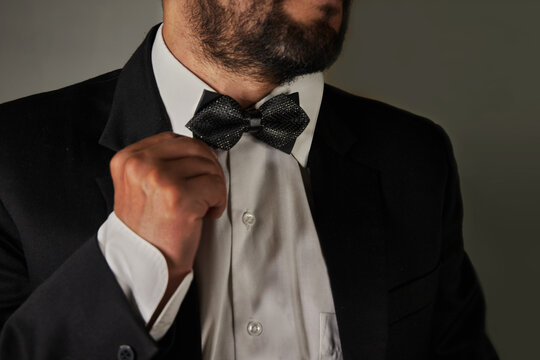 Hombre elegante con corbata de lazo brillante 