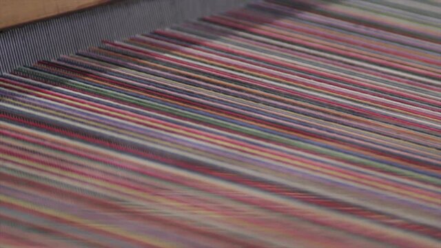 Mechanical weaving machine