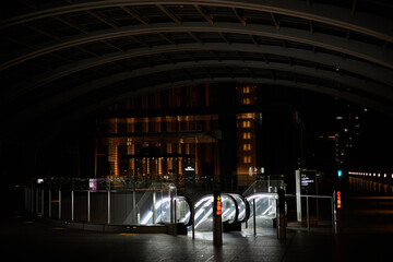 東京の夜の無人空間、光るエスカレーター