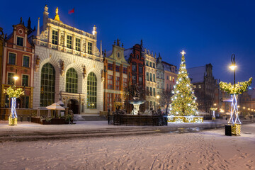 Fototapeta na wymiar Beautiful Christmas tree in the old town of Gdansk at wintery night. Poland