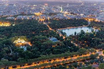 Photo sur Plexiglas Madrid Aerial views of the city of Madrid during sunset on a clear day, being able to observe the Retiro Park, the Almudena cathedral, the Royal Palace and the Crystal Palace