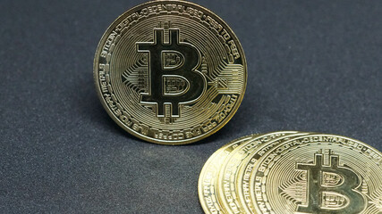 Moneda de Bitcoin sobre fondo negro